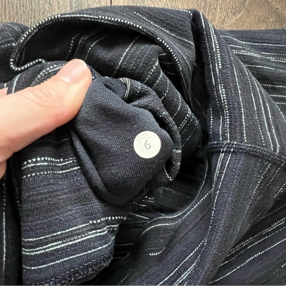 Lululemon Navy Striped Cropped Ankle Cut High Waist Leggings Sz 6 - Picture 7 of 8